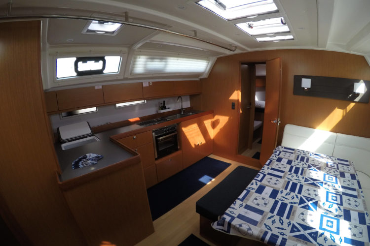 Bavaria 46 Cruiser - dinette e cucina