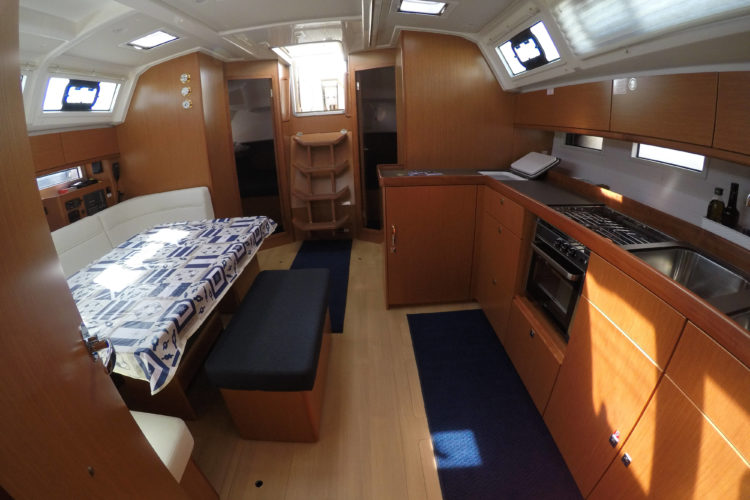 Bavaria 46 Cruiser - dinette e cucina