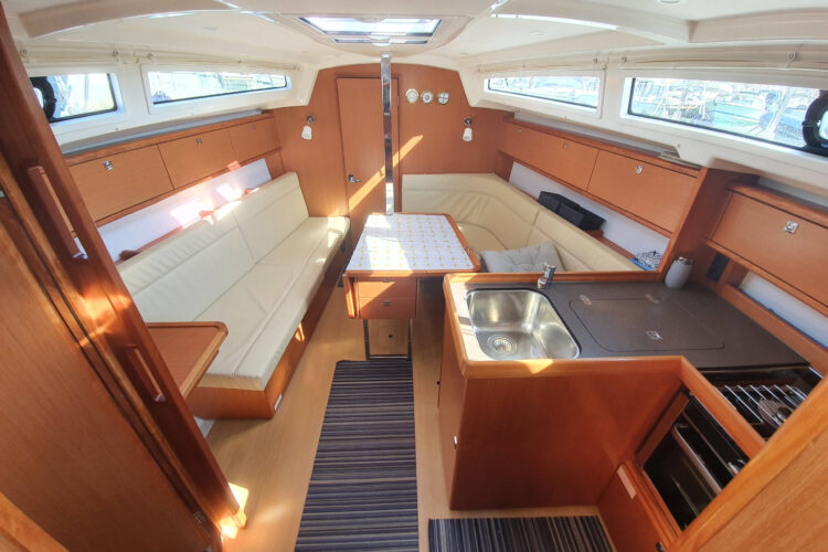 Bavaria 34 Cruiser - dinette