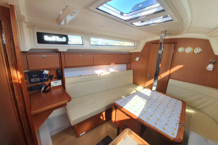 Bavaria 34 Cruiser - dinette