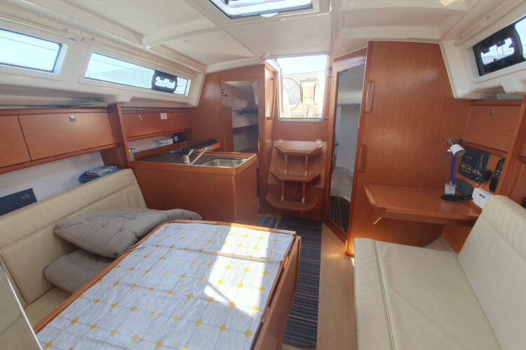 Bavaria 34 Cruiser - dinette