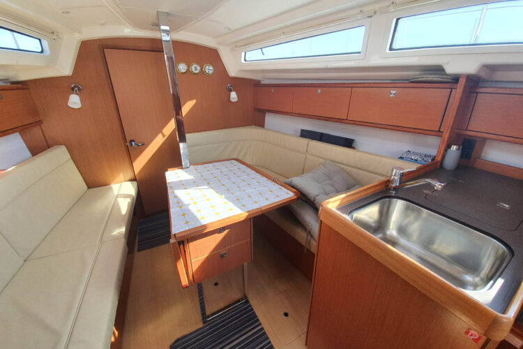 Bavaria 34 Cruiser - dinette