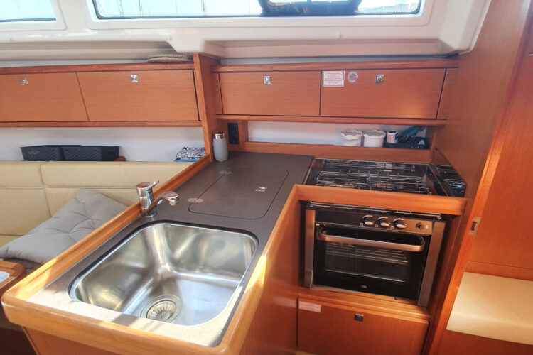 Bavaria 34 Cruiser - cucina